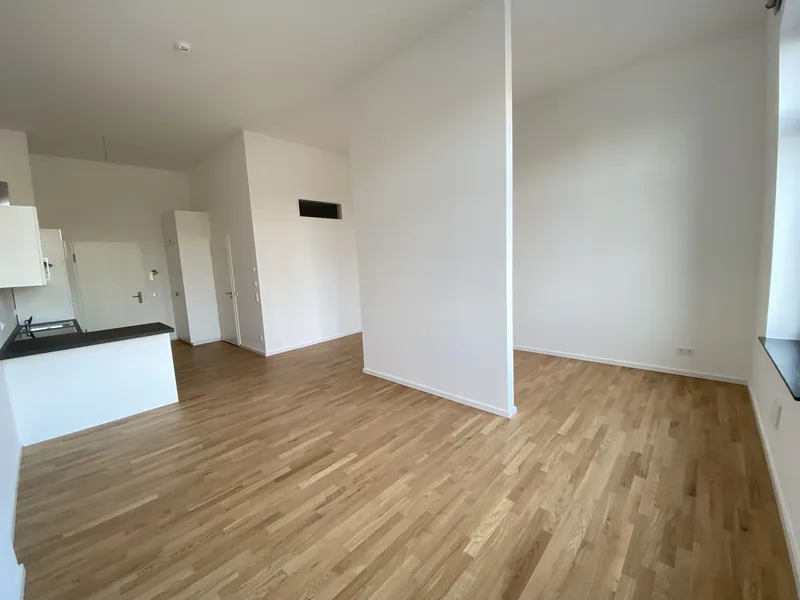 Sehr hohe Decke und großzügiges Apartment mit EBK! — photo 1